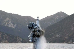 Tên lửa đạn đạo chiến lược được phóng thử từ tàu ngầm tại một địa điểm bí mật ở Triều Tiên. (Nguồn: AFP/TTXVN) 