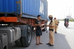 Xe quá khổ, quá tải và nạn đổ trộm phế thải hoành hành Thủ đô