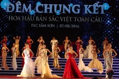 Các thí sinh trình diễn trang phục dạ hội. (Ảnh : Trịnh Duy Hưng/TTXVN)