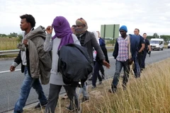 Người nhập cư tại khu vực cảng Calais, miền Bắc Pháp. (Nguồn: AFP/TTXVN) 
