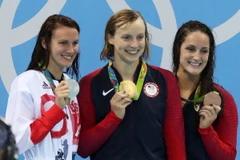 Kình ngư người Mỹ Katie Ledecky (giữa) giành Huy chương vàng nội dung bơi tự do 400m nữ tại Olympic 2016. (Nguồn: EPA/TTXVN)