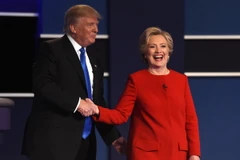 Ứng cử viên đảng Dân chủ Hillary Clinton (phải) và ứng cử viên đảng Cộng hòa Donald Trump (trái) sau cuộc tranh luận trực tiếp đầu tiên ở Hempstead, New York ngày 26/9. (Nguồn: AFP/TTXVN)