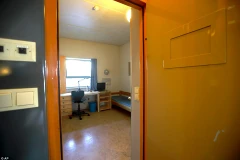 Phòng giam của Anders Breivik có tivi và máy chơi game PlayStation riêng. 