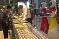 Thú vui dắt robot đi dạo của đại gia Trung Quốc