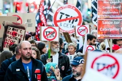 Người dân tham gia biểu tình phản đối TTIP và CETA tại Brussels, Bỉ ngày 20/9. (Nguồn: EPA/TTXVN) 