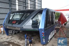 Đối phó với tắc đường bằng xe buýt gầm siêu cao