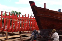 Ngư dân thị trấn Gành Hào, huyện Đông Hải đóng mới tàu theo Nghị định 67. (Ảnh: Huỳnh Sử/TTXVN) 