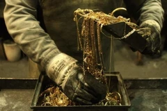 Giá vàng thị trường châu Á đi xuống phiên thứ hai liên tiếp