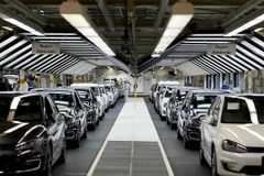 Nhân viên hãng Volkswagene kiểm tra xe ôtô tại một nhà máy ở Wolfsburg, miền Trung nước Đức ngày 21/10. (Nguồn: AFP/TTXVN) 