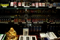  Thuốc lá điện tử được bày bán tại một cửa hàng ở New York (Mỹ) ngày 17/4. (Nguồn: EPA/TTXVN) 