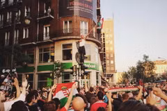 Cổ động viên Hungary ăn mừng chiến tích lọt vào vòng 1/8 EURO