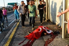 Một thường dân bị lực lượng đảo chính sát hại trên cây cầu Bosphorus ở Istanbul ngày 16/7. (Nguồn: AFP/TTXVN)