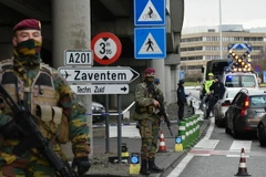 Cảnh sát và binh sỹ Bỉ gác tại lối vào sân bay Zavemtem. (Nguồn: AFP/TTXVN)