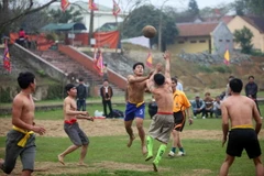 Khản giọng cổ vũ tại trận vật cù hội đền Bạch Mã. (Ảnh: Thanh Tùng/TTXVN)