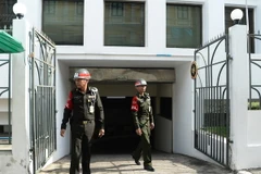 Binh sỹ Thái Lan gác ngoài tòa án ở thủ đô Bangkok, nơi sẽ diễn ra vụ xét xử hai nghi can vụ đánh bom đền Erawan. (Nguồn: AFP/TTXVN) 