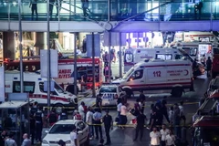 Cảnh sát điều tra tại hiện trường vụ đánh bom. (Nguồn: AFP/TTXVN) 