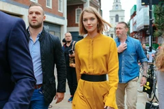 Đông đảo các fashionista "không hẹn mà gặp" đều chọn vàng và các sắc thái của tông màu này để đồng hành xuống phố.