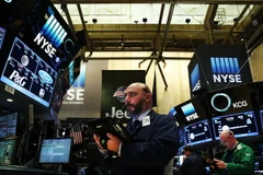 Giao dịch viên làm việc tại Sàn giao dịch chứng khoán New York, Mỹ. (Nguồn: AFP/TTXVN) 