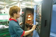 Lao động Việt Nam đảm nhận vị trí quan trọng trong dây chuyền sản xuất của Malaysia. (Ảnh: Thanh Thủy/Vietnam+)