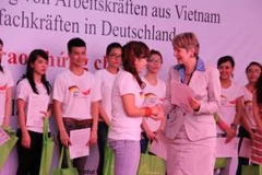 Các học viên được trao chứng chỉ để sang Đức vào tháng 9/2013. (Ảnh: PV/Vietnam+)