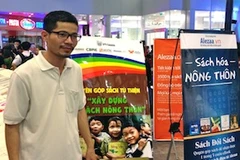 Anh Nguyễn Quang Thạch trong một buổi quyên góp sách. (Ảnh: Quỳnh Trang/Vietnam+)