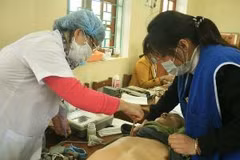 Các bác sĩ và tình nguyện viên đang khám bệnh miễn phí cho người dân tại Hà Nam. (Ảnh minh họa/Nguồn: Internet)