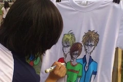 Bạn trẻ yêu thích những kiểu áo phông tự vẽ. (PV/Vietnam+)