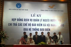 Lễ ký kết hợp đồng chi trả lương hưu, trợ cấp BHXH ngày 6/6. (Ảnh: Hồng Kiều/Vietnam+)