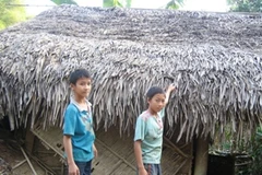 Những thuỷ dân tí hon dũng cảm cứu người trong lũ dữ. Ảnh: Sơn Bách (Vietnam+)