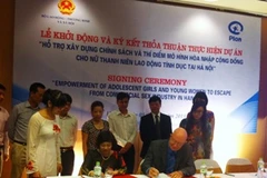 Ký kết thỏa thuận thực hiện dự án. (Ảnh: Hồng Kiều/Vietnam+)