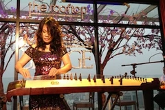 Nghệ sỹ nhạc dân tộc Vân Ánh Võ tấu đàn tranh. (Ảnh: Quỳnh Trang/Vietnam+)