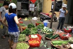 Thực phẩm lên giá theo kiểu “lùi một bước tiến ba bước.” (Ảnh: Quỳnh Trang/Vietnam+