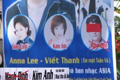 Gạch tên và thậm chí là gạch mặt ca sĩ trên băng rôn quảng cáo. Ảnh: Hồng Kiều (Vietnam+)