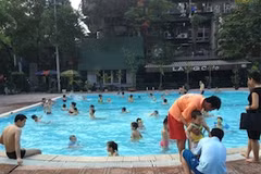 Nhà nhà rủ nhau đến bể bơi tránh nóng. (Ảnh: Quỳnh Trang/Vietnam+)