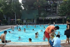 Nhà nhà rủ nhau đến bể bơi tránh nóng. (Ảnh: Quỳnh Trang/Vietnam+)