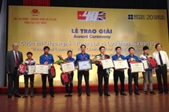 Ban tổ chức trao giải nhất cho trường Trung cấp nghề dân tộc nội trú Thái Nguyên. (Ảnh: Hồng Kiều/Vietnam+)