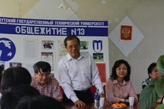 Giáo sư, Tiến sĩ Nguyễn Khoa Sơn động viên các du học sinh. (Ảnh: Hoài Đảm/Vietnam+)