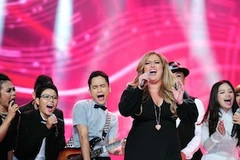 Leanne Mitchell hát cùng top 20 Giọng hát Việt. (Ảnh: BTC)