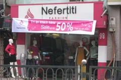 Nhiều cửa hàng thời trang giảm giá mạnh. (Ảnh: Hồng Kiều/Vietnam+)