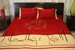 Bộ ga, gối của Bellizeno được thêu tay thủ công và sản xuất từ chất liệu cotton vi sinh an toàn cho sức khỏe. (Ảnh: Hải Nhi/Vietnam+)