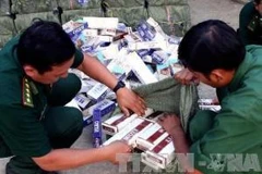 Lực lượng biên phòng thu giữ thuốc lá nhập lậu. (Nguồn: Hoàng Hải/TTXVN) 