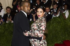 Kim “bụng bầu” bên bạn trai Kayne West. (Nguồn: Dailynews)