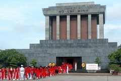 Dòng người vào viếng lăng Chủ tịch Hồ Chí Minh. (Ảnh: Đình Trân/TTXVN)