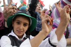 Người dân Libiya ở thủ đô Tripoli mừng sự kiện chính quyền mới kiểm soát hoàn toàn đất nước. (Nguồn: THX/TTXVN)