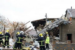 Nhân viên cứu hộ dọn dẹp đống đổ nát do vụ nổ gây ra. (Nguồn: Getty Images)