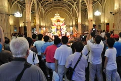 Khách tham quan xem chương trình biểu diễn trong nhà triển lãm Việt Nam tại Expo Thượng Hải. (Ảnh: Vĩnh Hà/Vietnam+) 