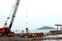 Đổ bê tông cầu tàu An Thới. (Ảnh: Lan Xuân/TTXVN)