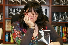 Nữ tác giả E.L. James cùng cuốn sách "Fifty Shades of Grey.” (Nguồn: telegraph.co.uk)