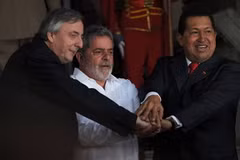 Tổng thống Chavez (phải), Tổng thống Brazil Lula da Silva (giữa) và Tổng thư ký UNASUR Nestor Kirchner tại Caracas. (Nguồn: Getty Images)