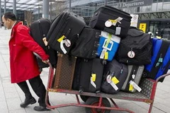 Một trong hai chiếc xe trở đầy hành lý của Madonna. (Nguồn: Internet)